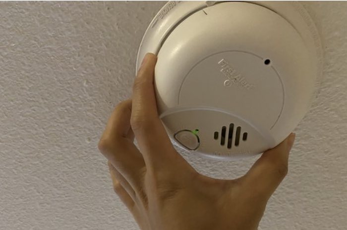 how to turn off first alert smoke alarm